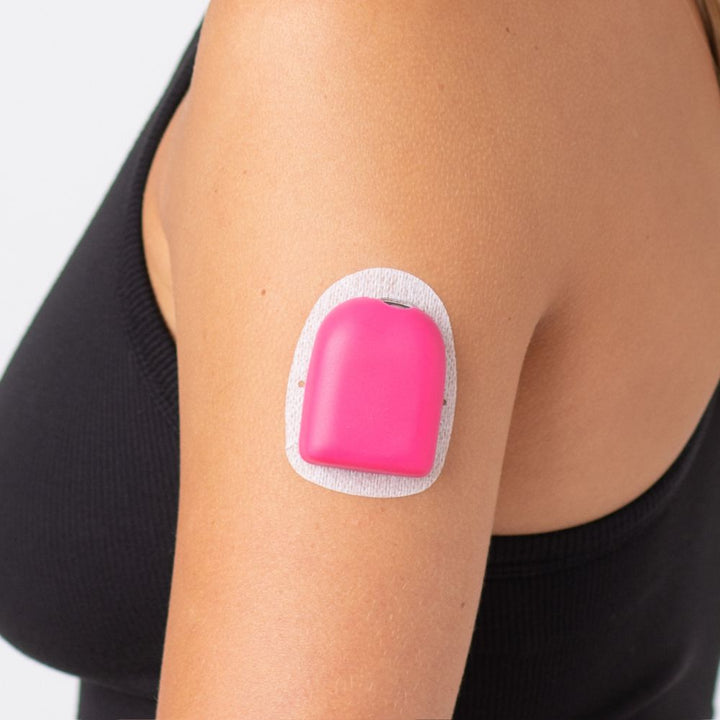 A close-up picture of a woman wearing the raspberry (bright pink) PumpPOP on the outside of her upper left arm