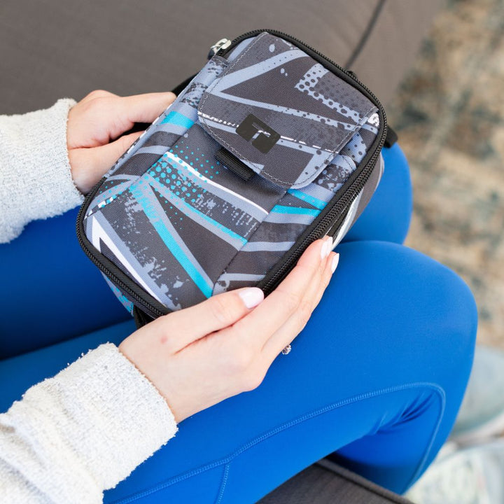 Woman holding the Tandem Supply Case Maddox in her hands