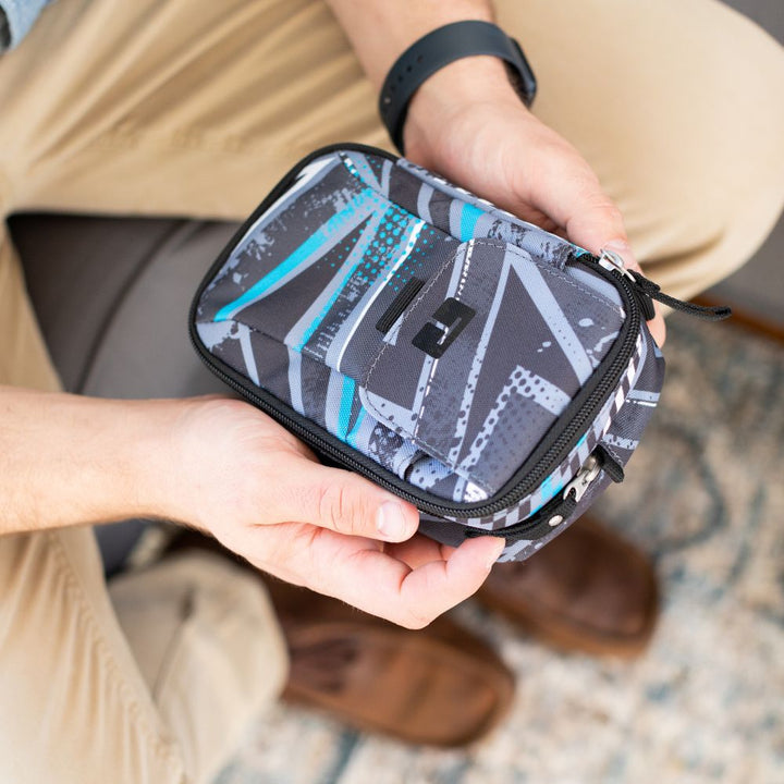 Man holding the Tandem Supply Case Maddox in his hands