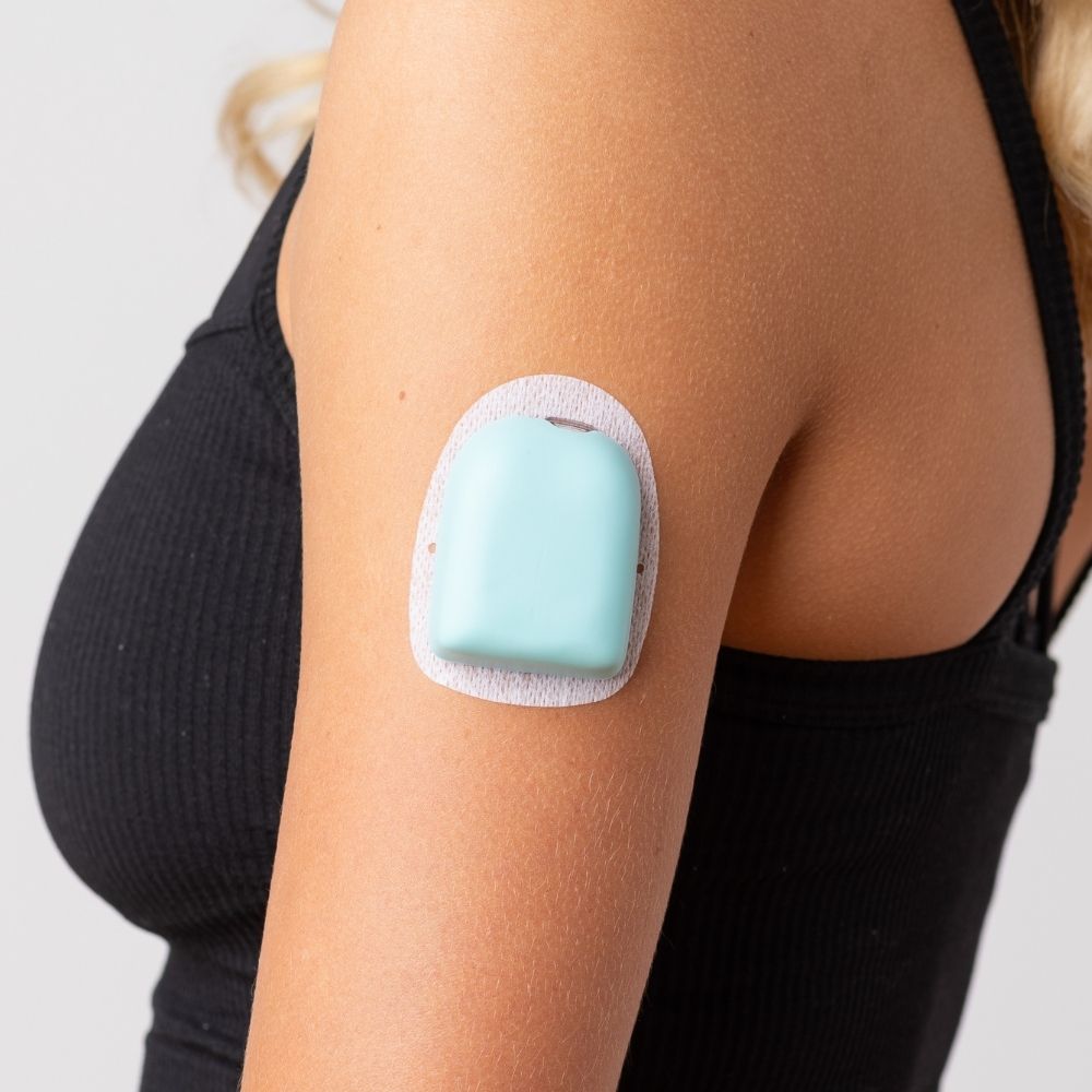 A close up picture of a woman wearing the aqua PumpPOP on her upper left arm