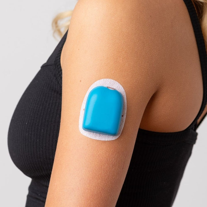 A close-up picture of a woman wearing the surf blue PumpPOP on the outside of her upper left arm