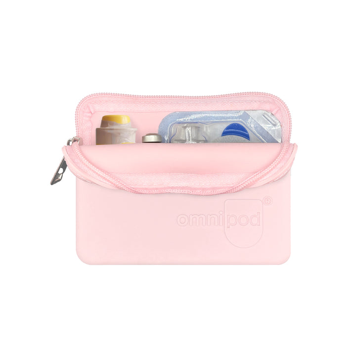 Set up with Omnipod® pod, insulin and Baqsimi nasal glucagon: The interior of the light pink Omnipod® protective travel case showing an Omnipod® pod, insulin vial and a Baqsimi nasal glucagon arranged neatly within the case.
