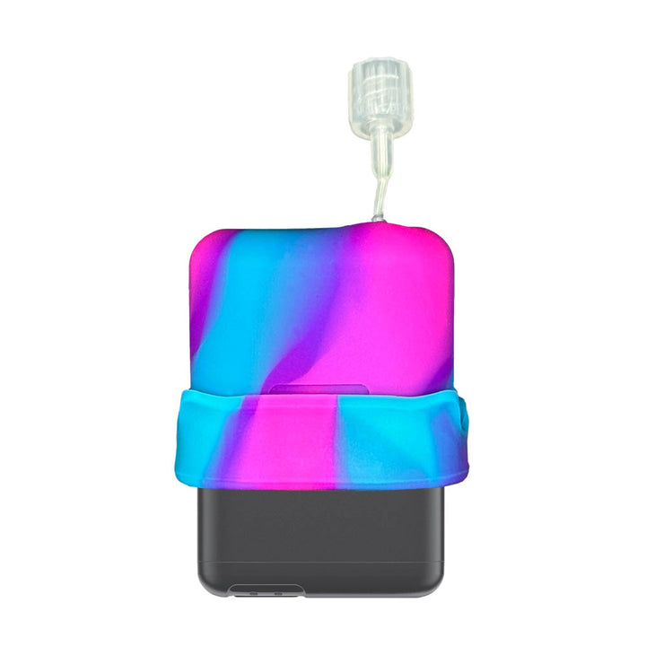 The black Mobi Tandem Gel Skin pulled up on the insulin pump showing grooves for optimal grip and fold back for easy removal. 