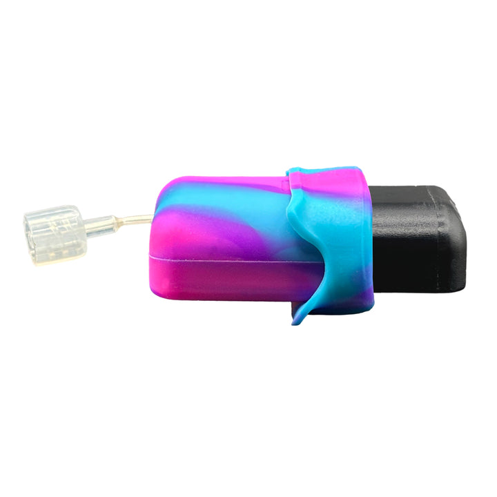 The side of the black Mobi Tandem Gel Skin pulled up on the insulin pump showing grooves for optimal grip and fold back for easy removal. 