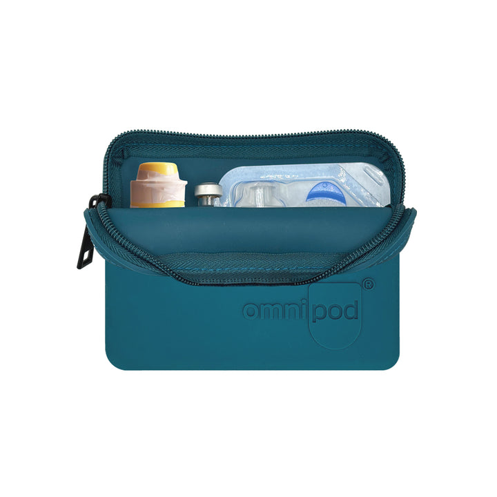 Set up with Omnipod® pod, insulin and Baqsimi nasal glucagon: The interior of the steel blue Omnipod® protective travel case showing an Omnipod® pod, insulin vial and a Baqsimi nasal glucagon arranged neatly within the case.